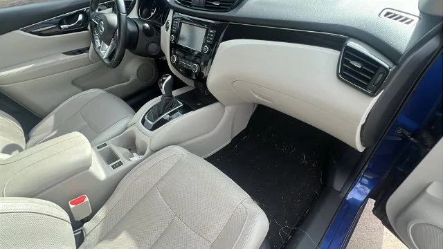 Used 2017 Blue Nissan SL image 13