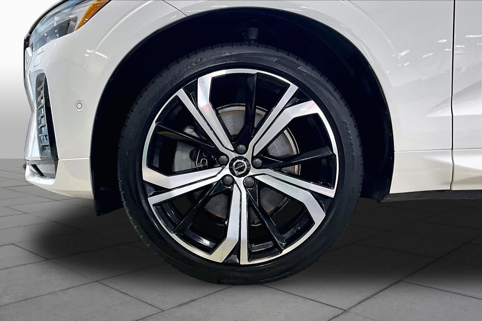Used 2023 Crystal White Metallic Volvo Ultimate Dark Theme image 11