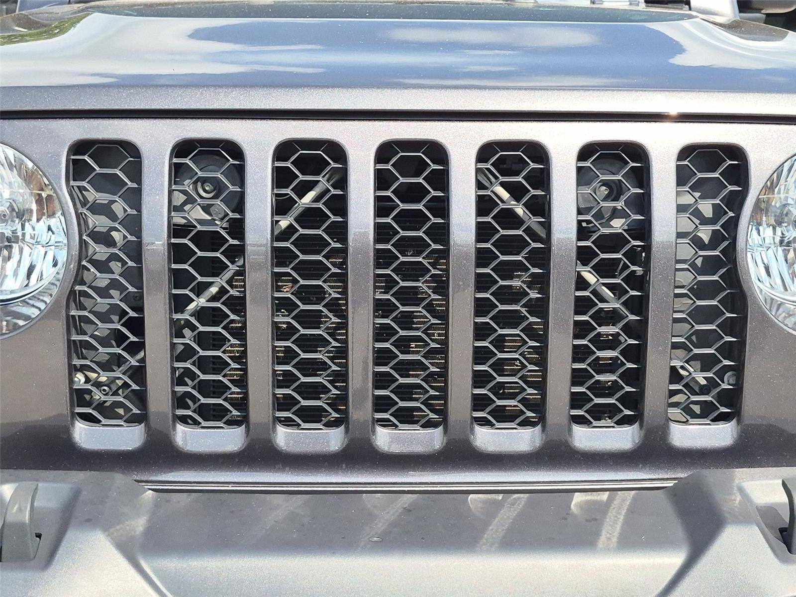 Used 2020 Granite Crystal Metallic Clearcoat Jeep Sport S image 14