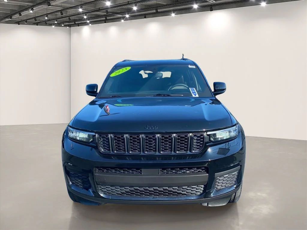 Used 2023 Diamond Black Crystal Pearlcoat Jeep Altitude image 2