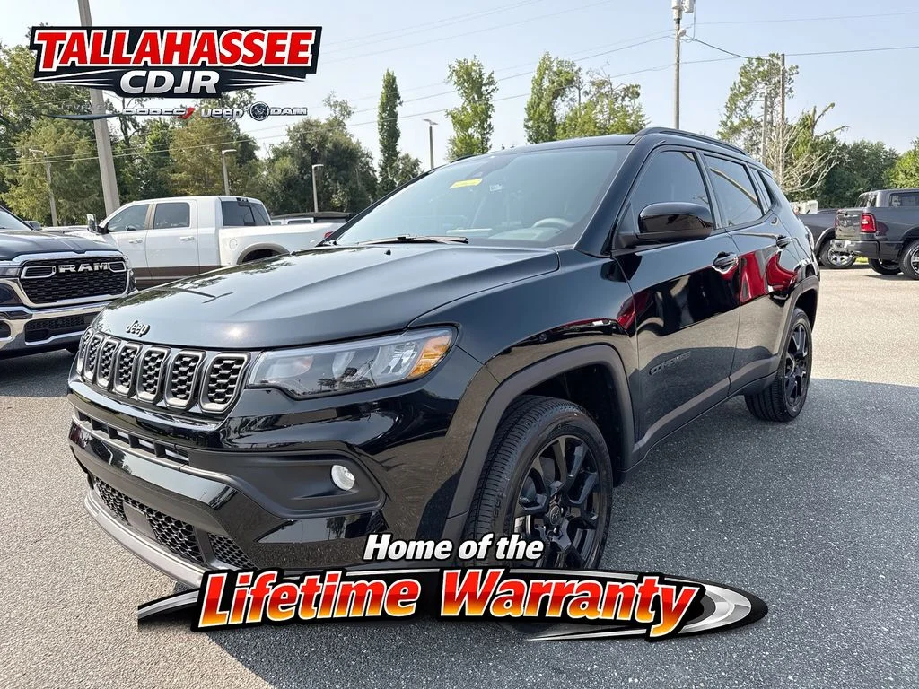 New 2026 Diamond Black Crystal Pearlcoat Jeep Latitude image 9