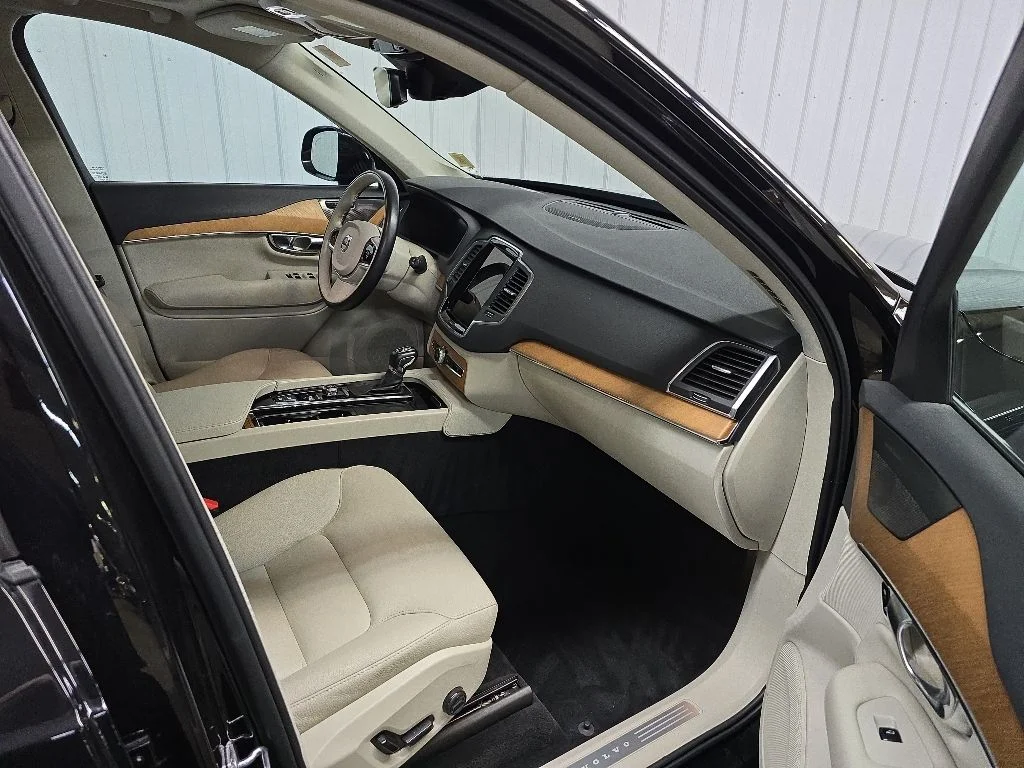 Used 2021 Black Volvo T6 Momentum image 16