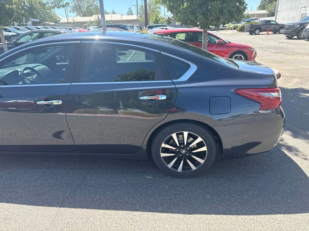 Used 2018 Blue Nissan 2.5 SL image 10