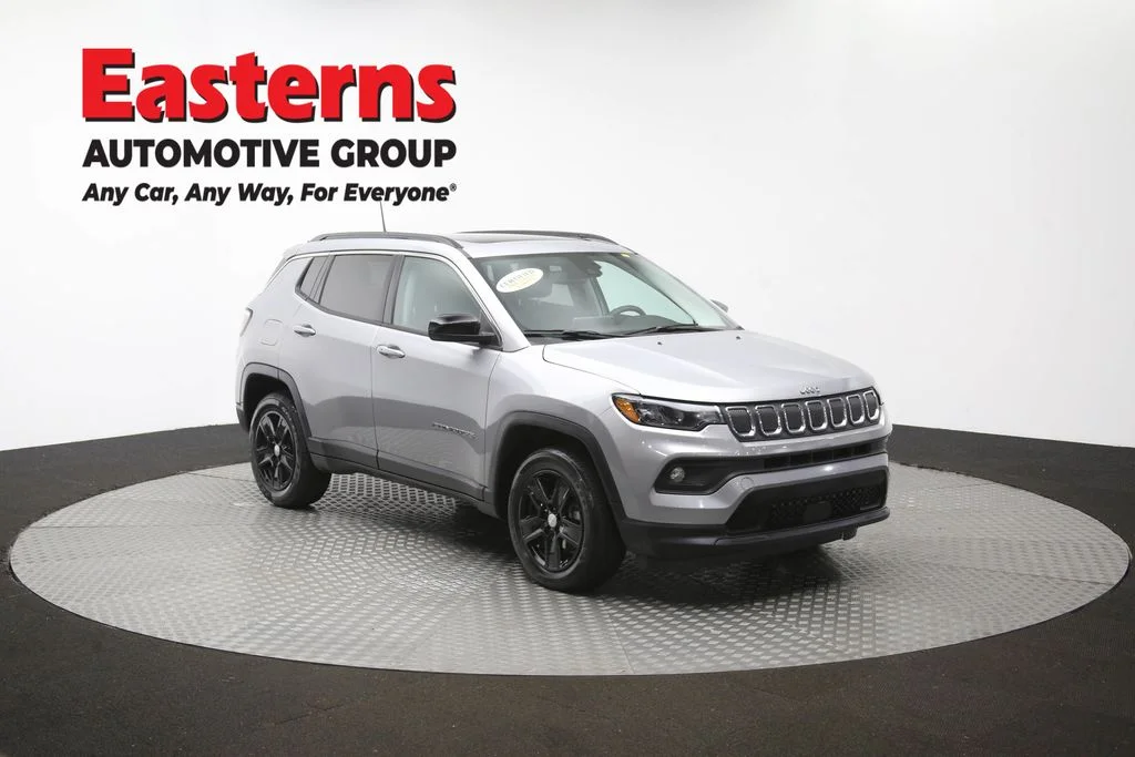 Used 2022 Silver Jeep Latitude image 51