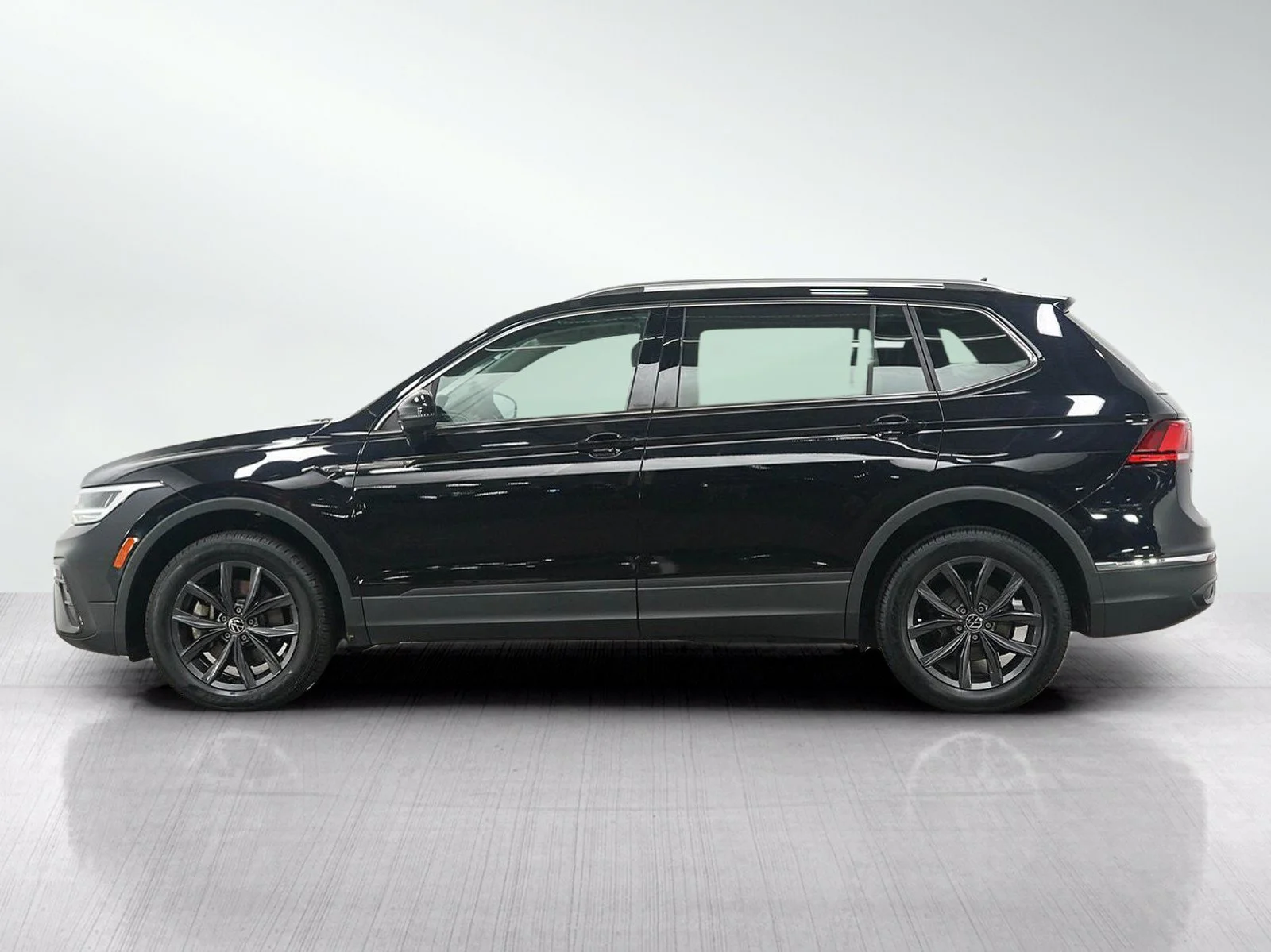 Used 2022 Volkswagen Tiguan SE with VIN 3VV2B7AX4NM095062 for sale in Burnsville, Minnesota