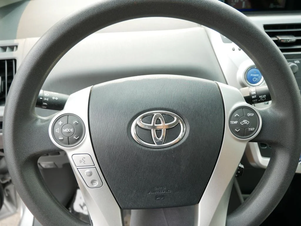 Used 2014 Silver Toyota Three image 23