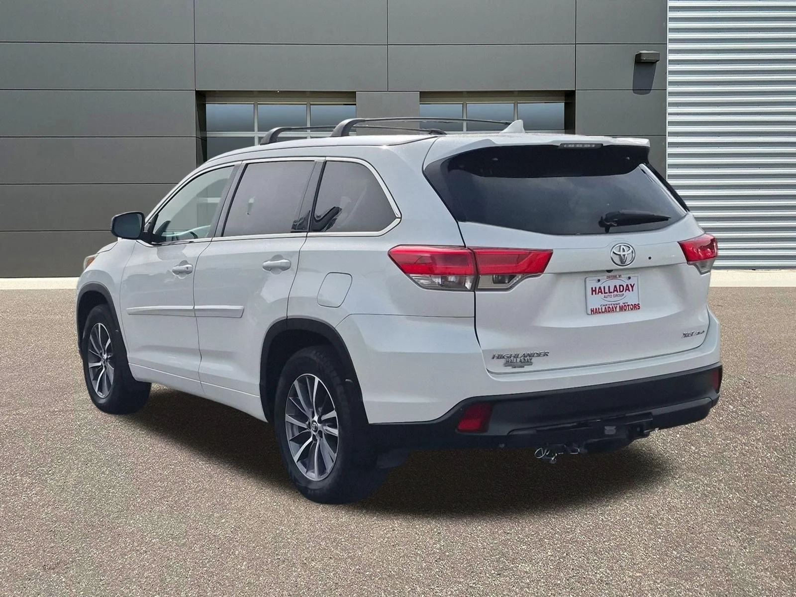 Used 2018 Blizzard Pearl Toyota XLE image 8