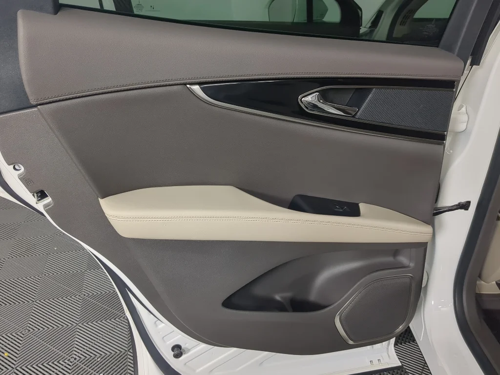 Used 2022 White Lincoln Standard image 16