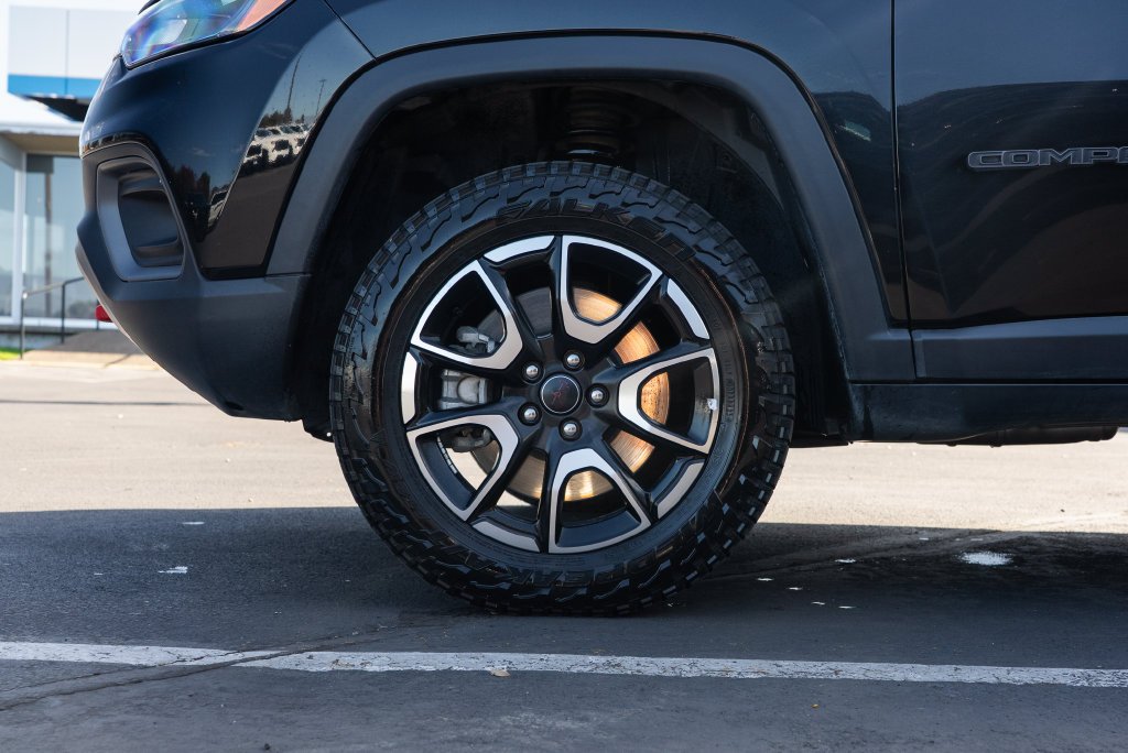 Used 2025 Diamond Black Crystal Pearlcoat Jeep Trailhawk image 6