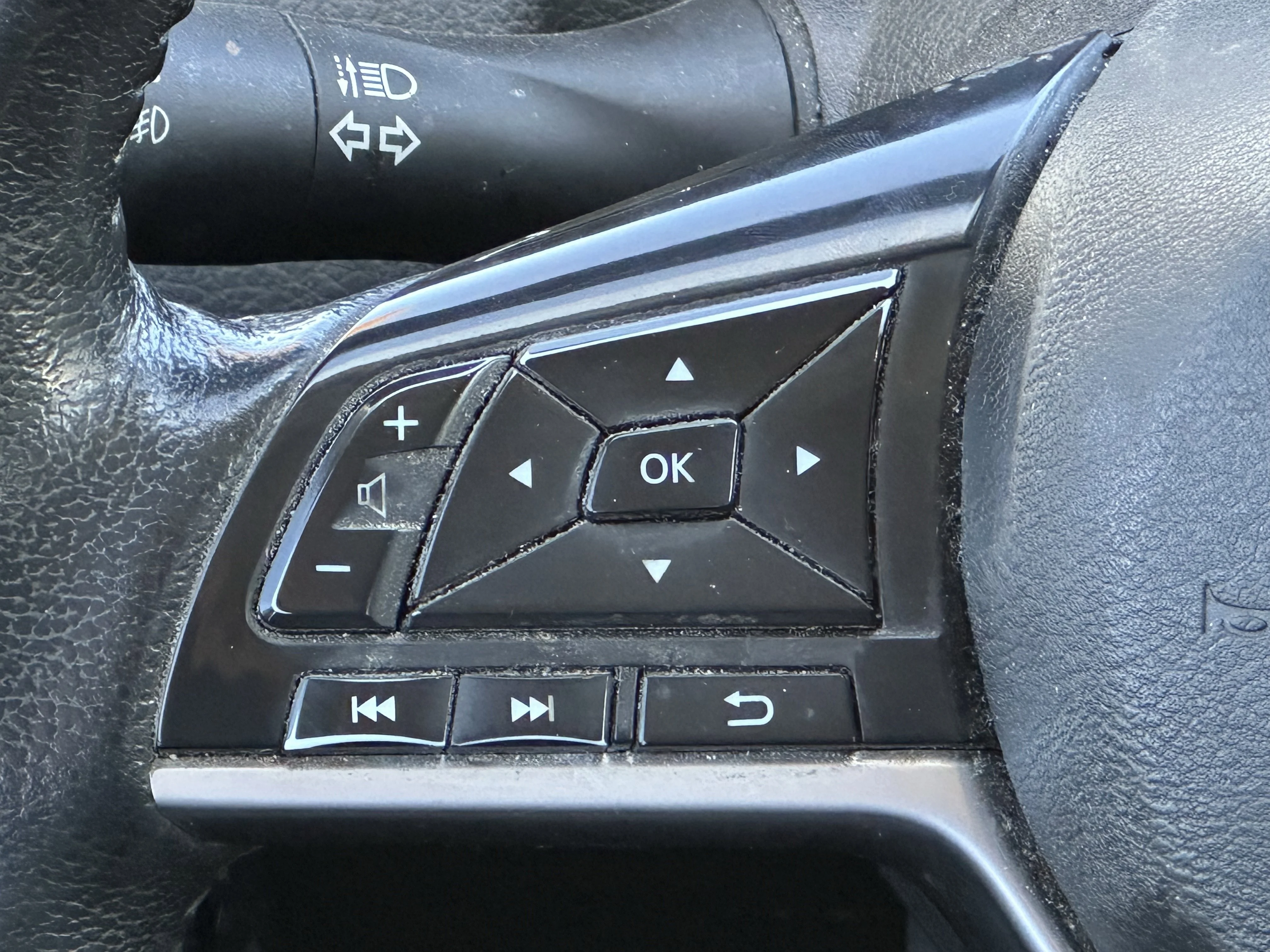 Used 2019 Black Nissan SL image 12