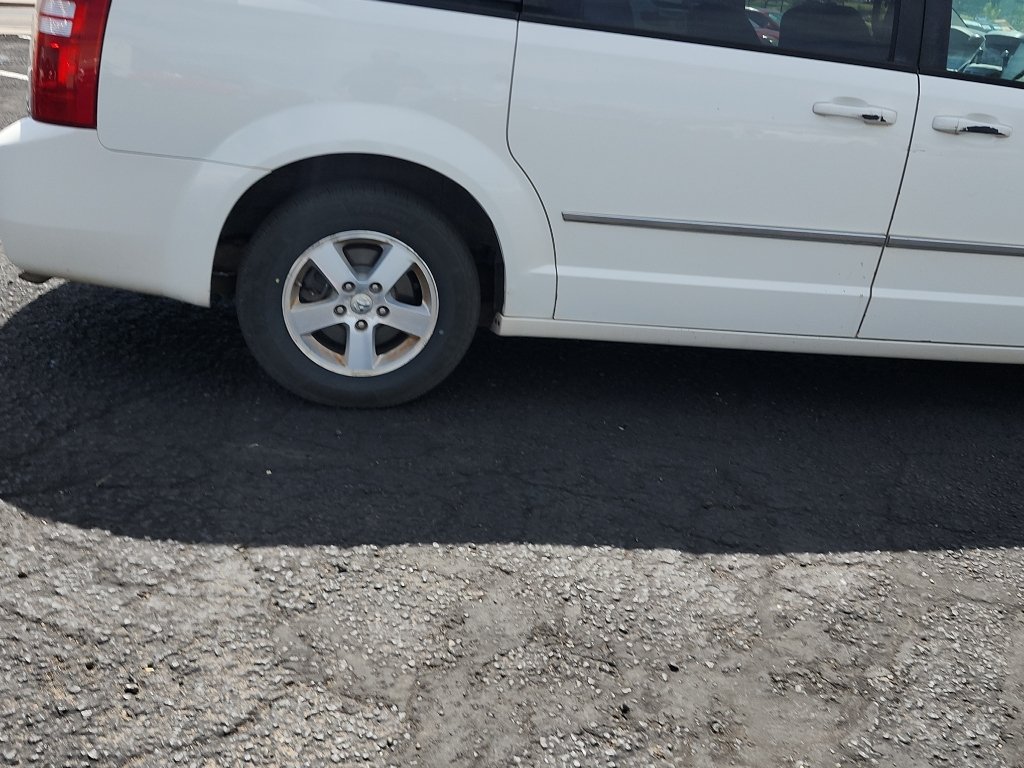Used 2010 Stone White Clearcoat Dodge SXT image 12