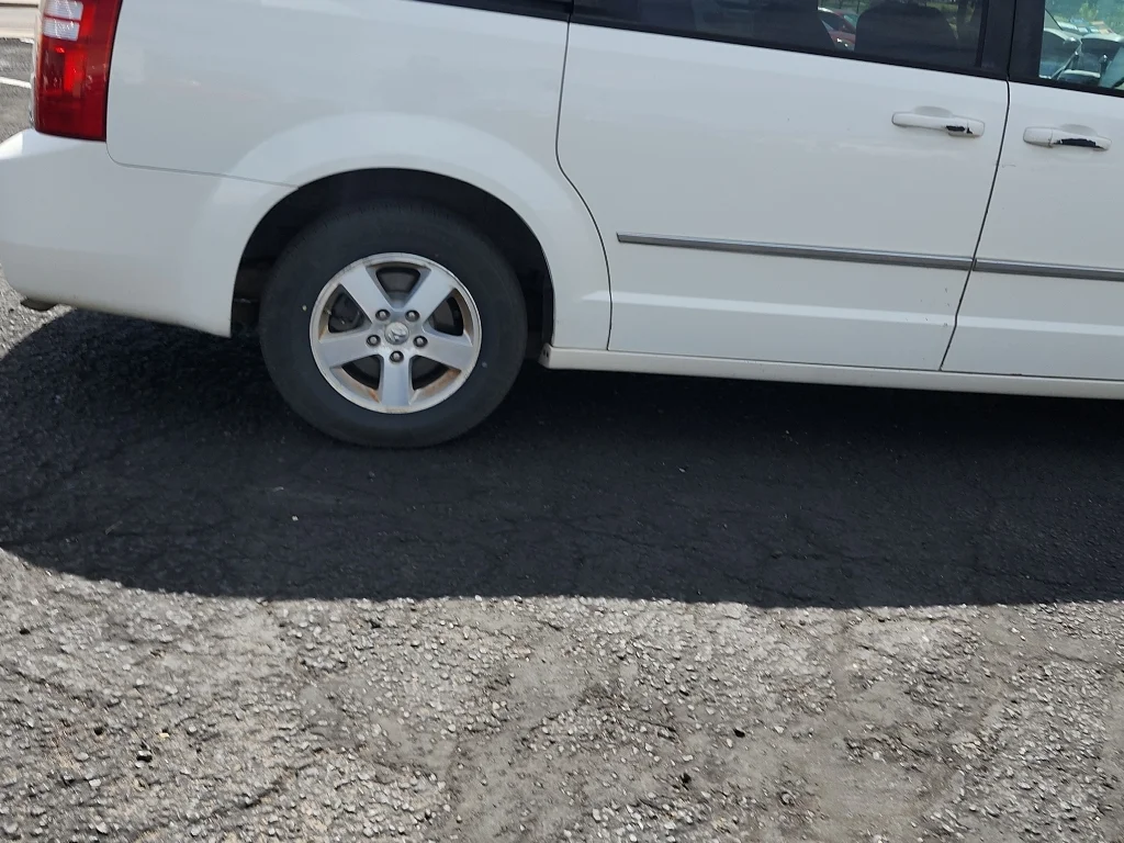 Used 2010 Stone White Clearcoat Dodge SXT image 12