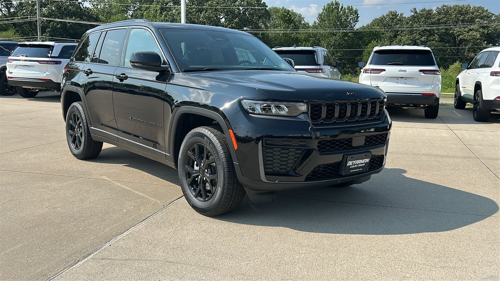 New 2026 Diamond Black Crystal Pearl-Coat Exterior Paint Jeep Altitude image 2