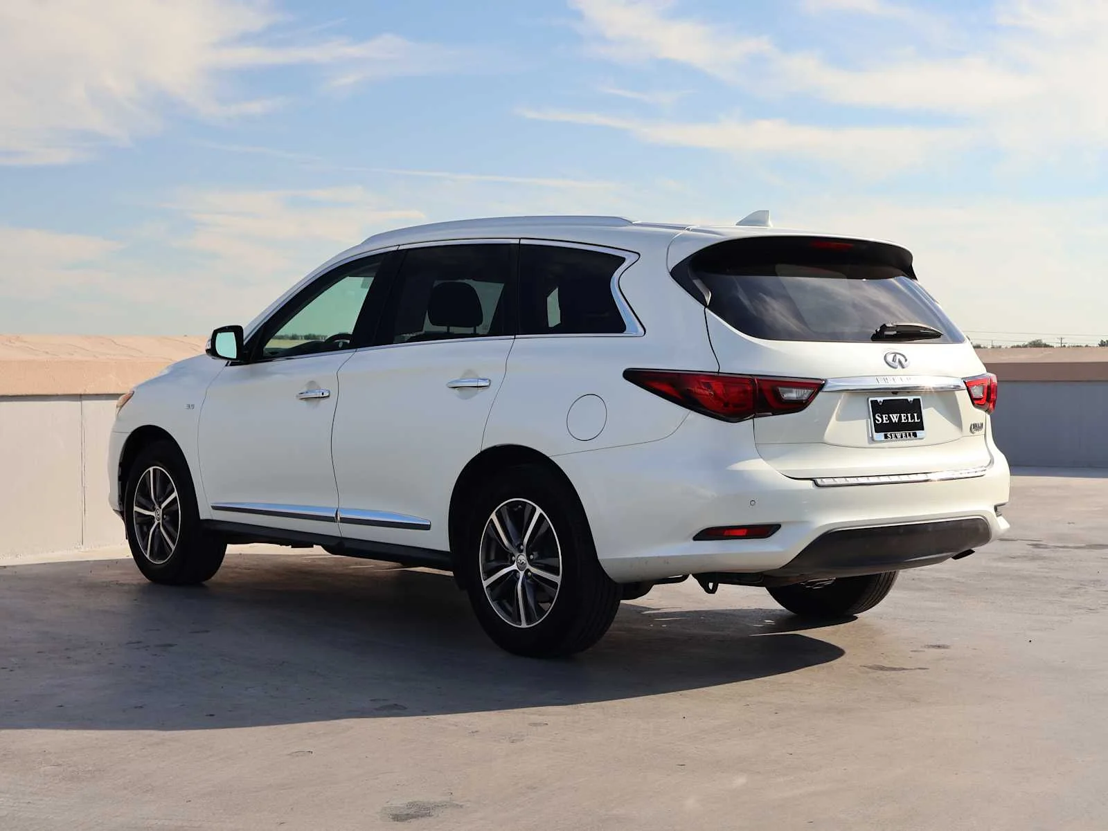 Certified Used 2019 Majestic White INFINITI LUXE image 6