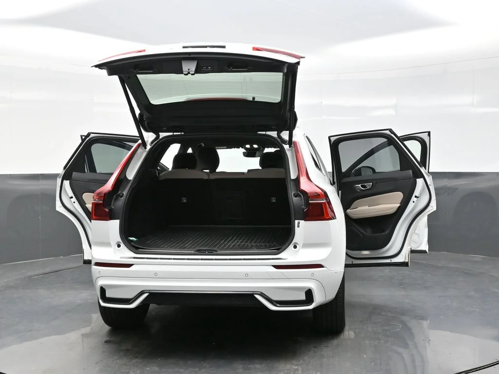 New 2026 Crystal White Volvo Plus image 36