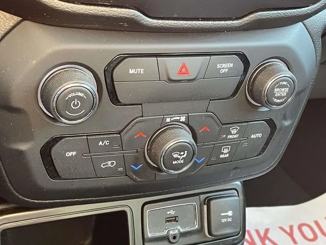 Used 2020 Gray Clearcoat Jeep Latitude image 27
