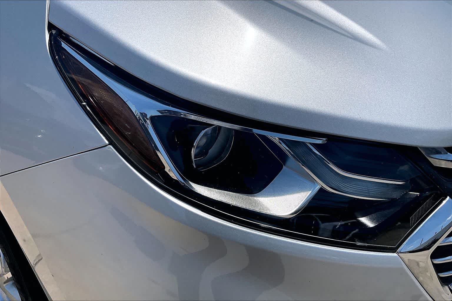 Used 2018 Silver Ice Metallic Chevrolet Premier image 28