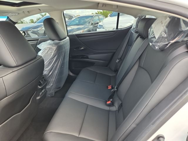 2025 Lexus ES 350 - Photo 23