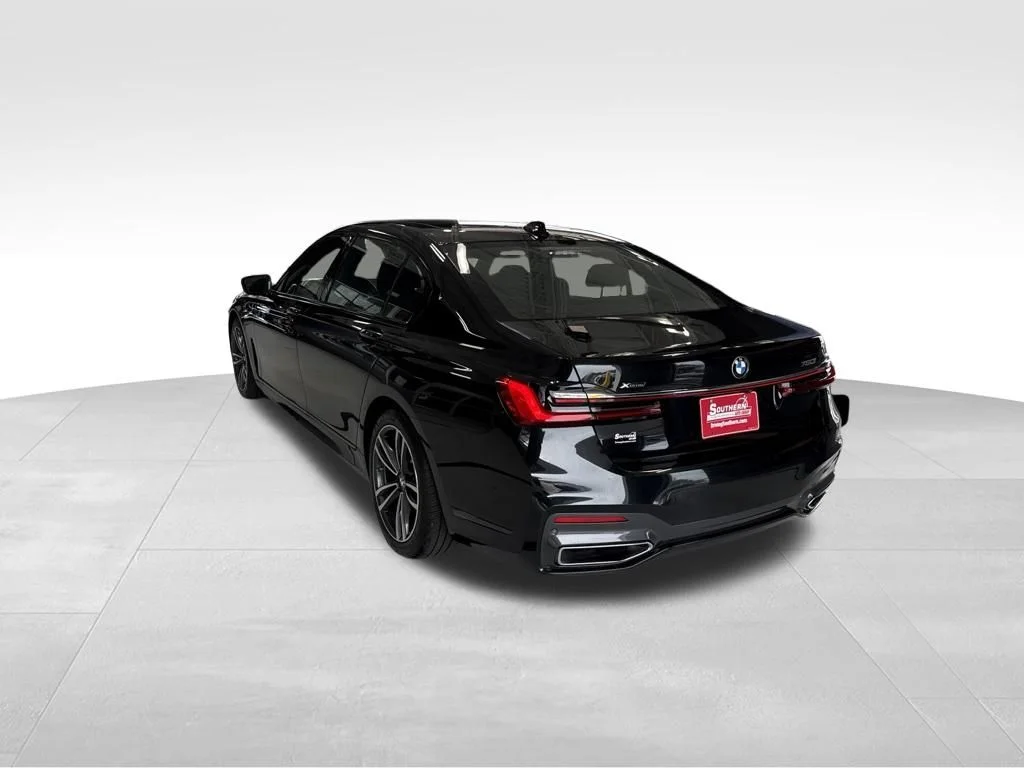 Used 2022 Black BMW 750i xDrive image 3