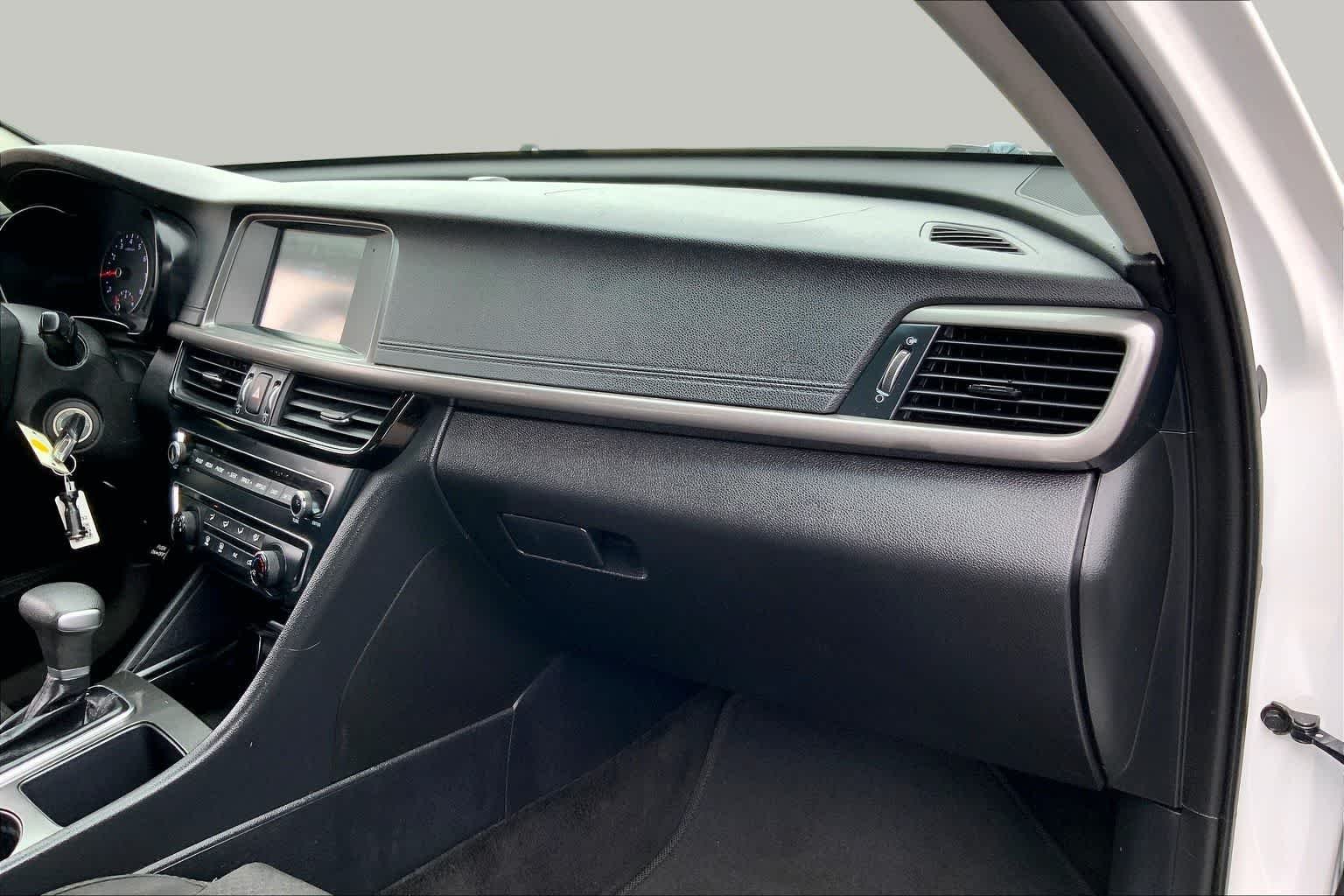 Used 2018 Snow White Pearl Kia LX image 18