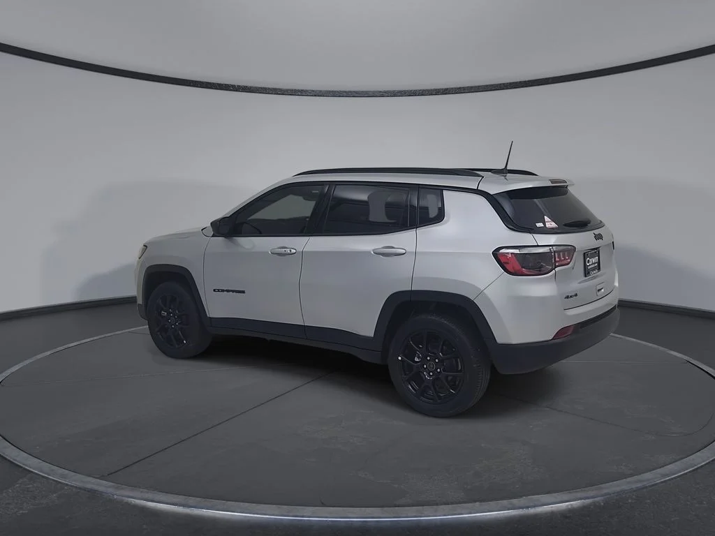 New 2026 Silver Zynith Metallic Clearcoat Jeep Latitude image 10