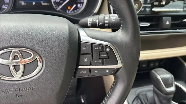 Used 2020  Toyota XLE image 24