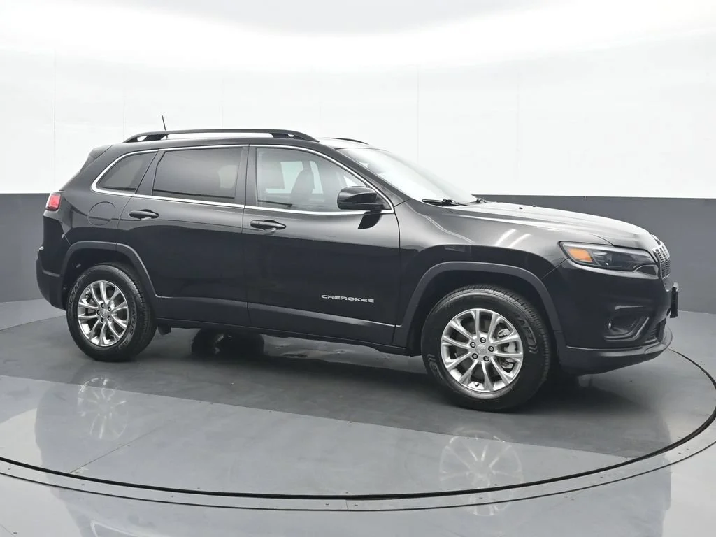 Used 2022 Black Jeep Latitude Lux image 8