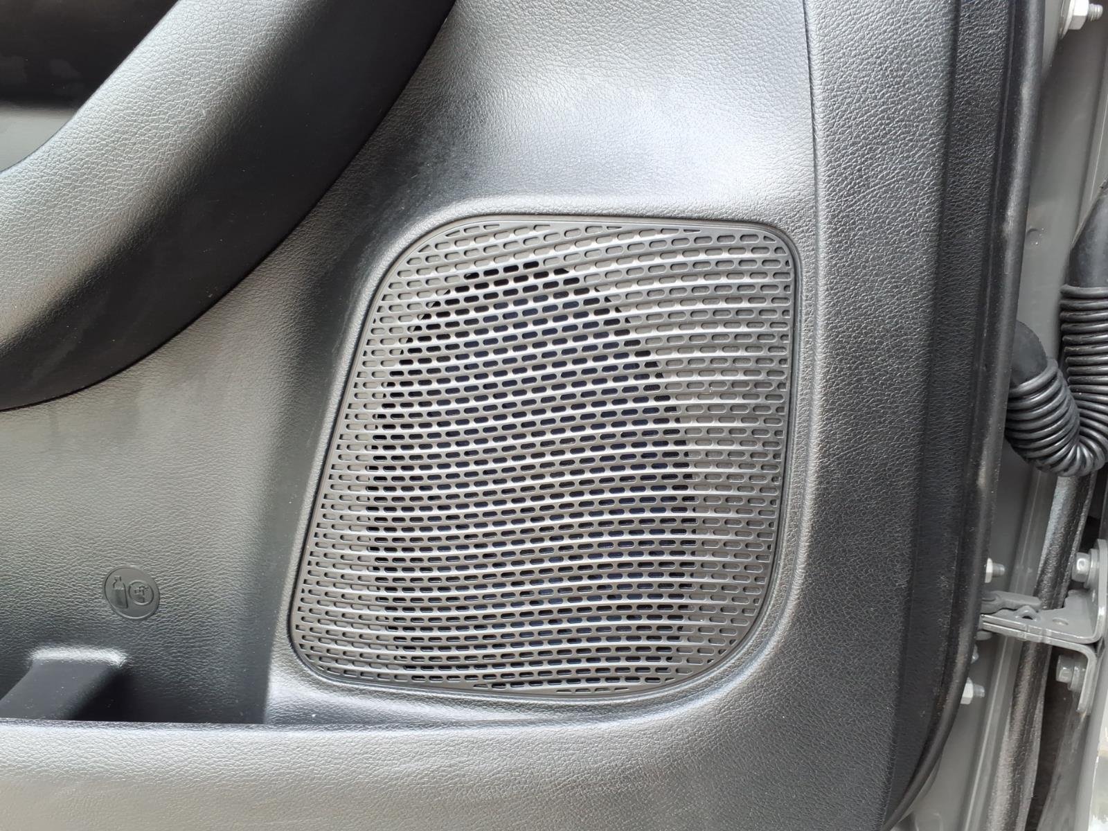 Used 2025 Ceramic Gray Clearcoat Chrysler Limited image 6