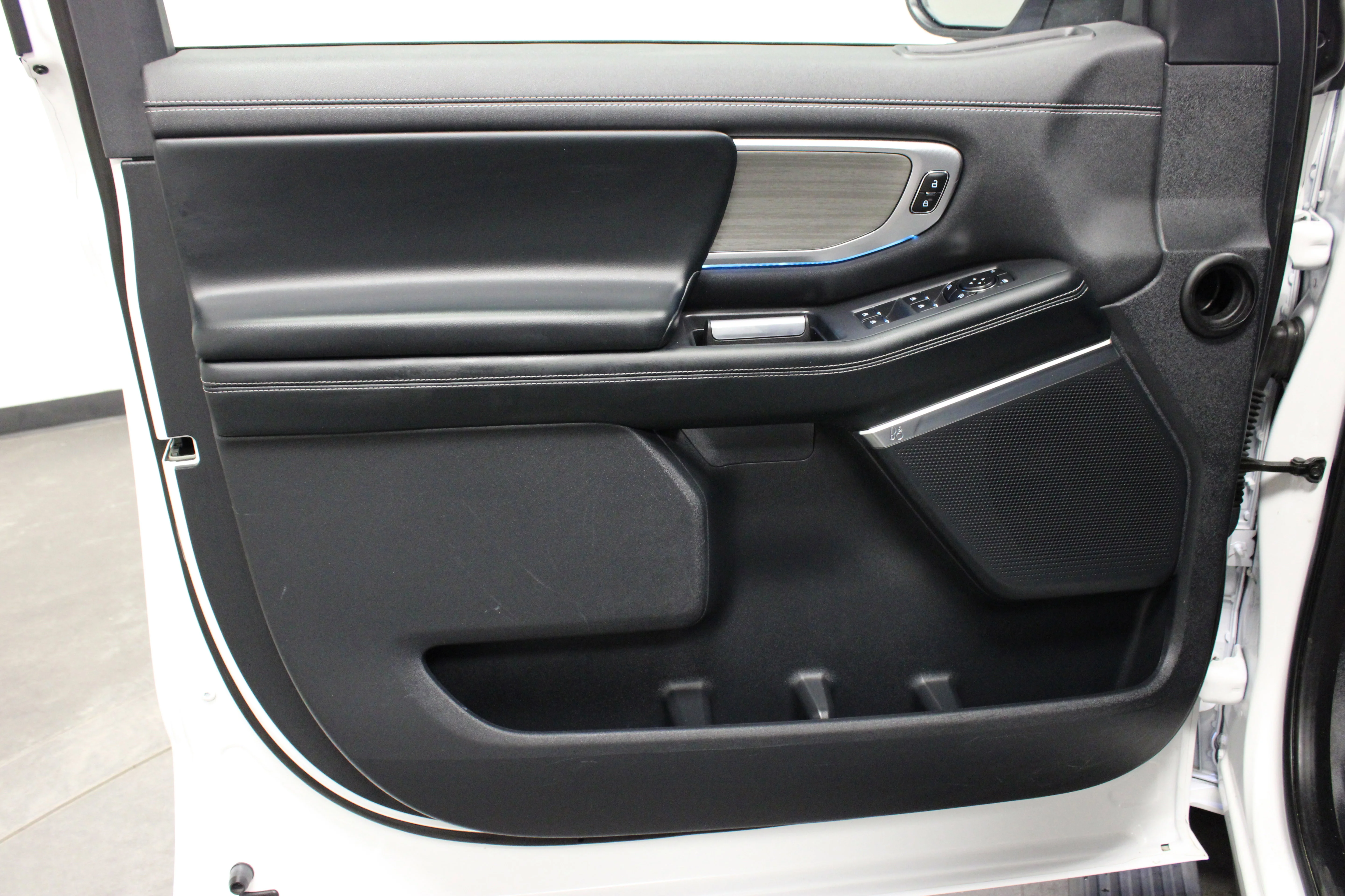 Used 2025 Oxford White Ford Platinum image 23