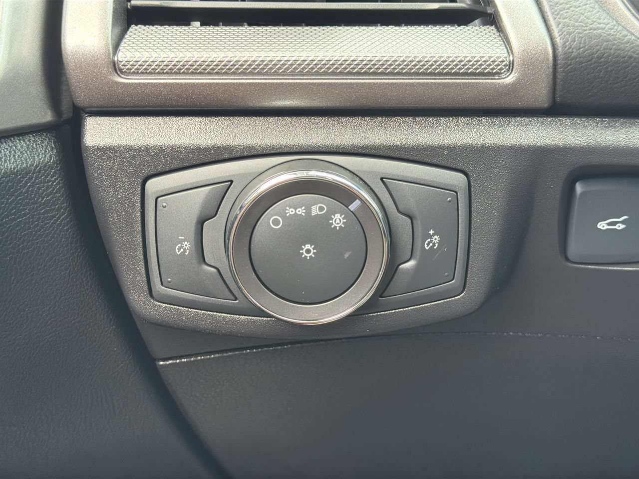 Used 2018 Oxford White Ford S image 24