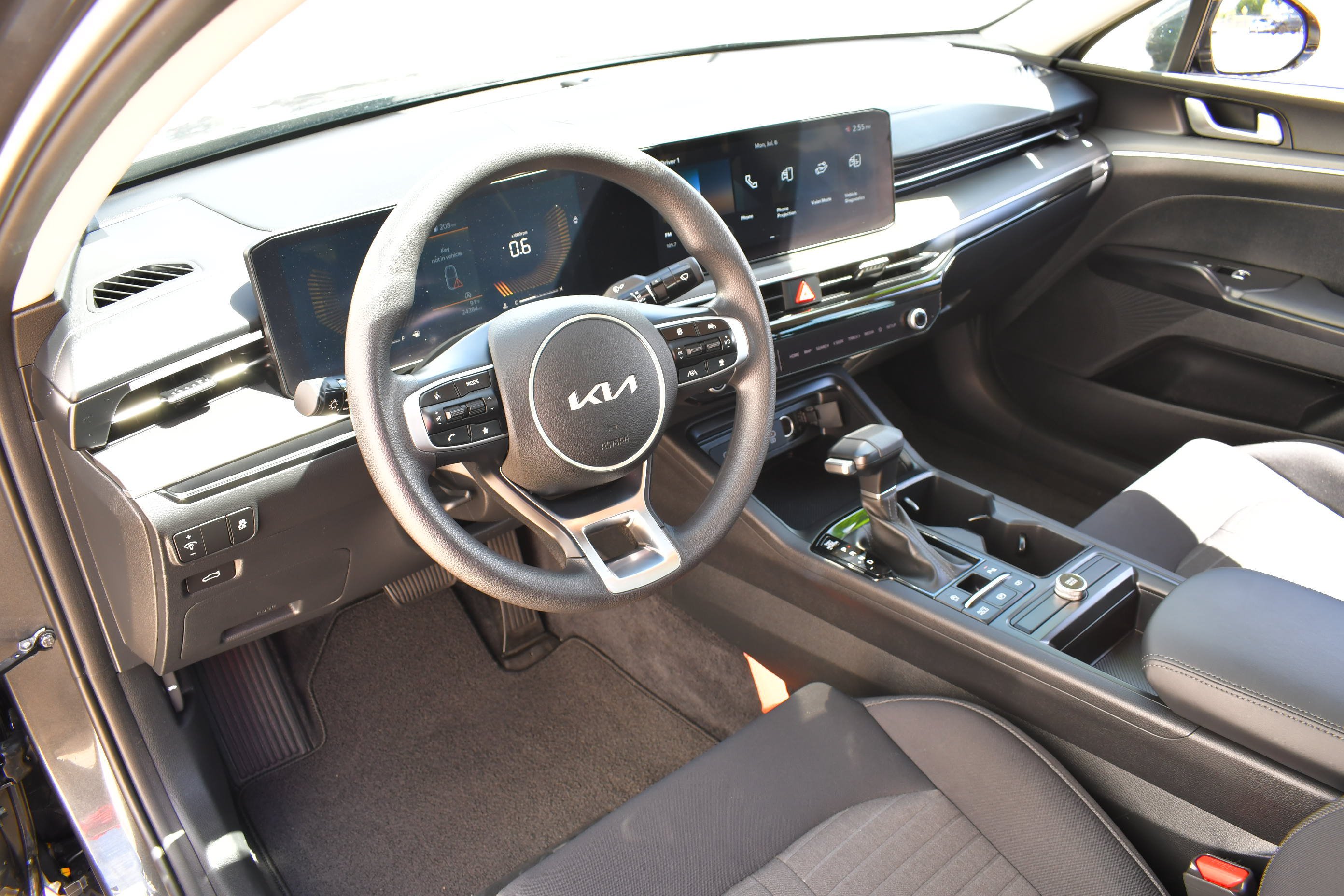 2025 Kia K5 LXS - Photo 13