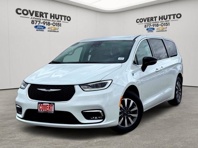 Used 2024 White Chrysler Select image 1
