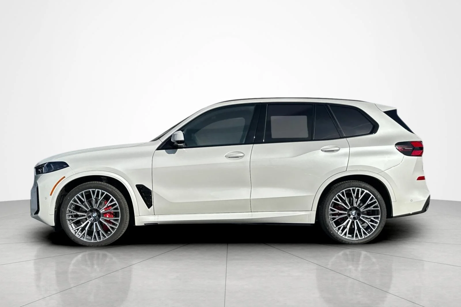 New 2026 Mineral White Metallic BMW sDrive40i image 2
