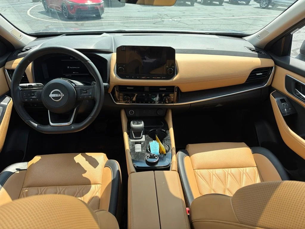 Used 2023 Gray Nissan Platinum image 10