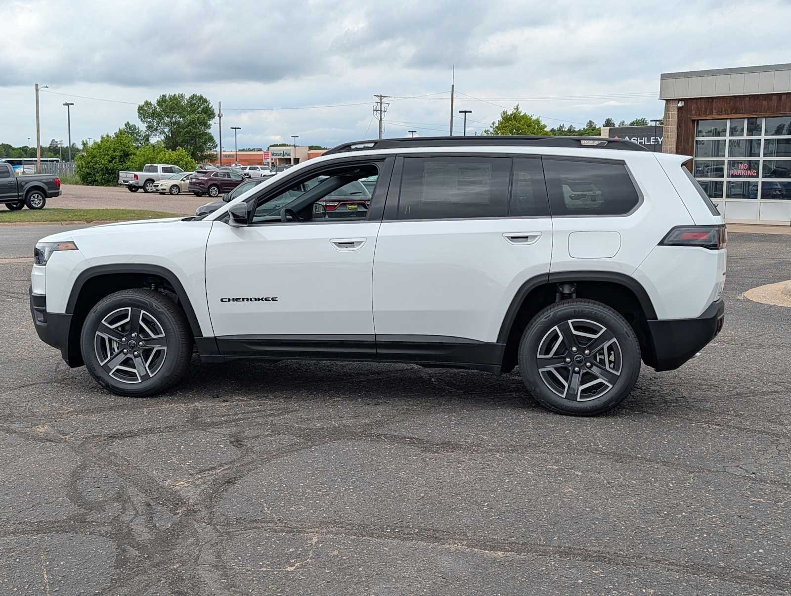New 2026 Bright White Clear-Coat Exterior Paint Jeep Laredo image 4