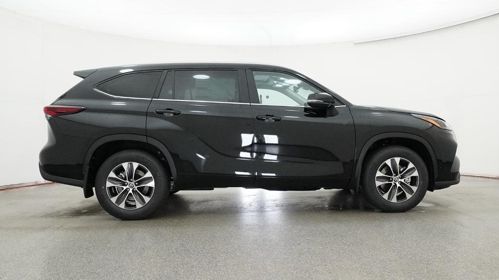 New 2026 Midnight Black Metallic Toyota XLE image 13