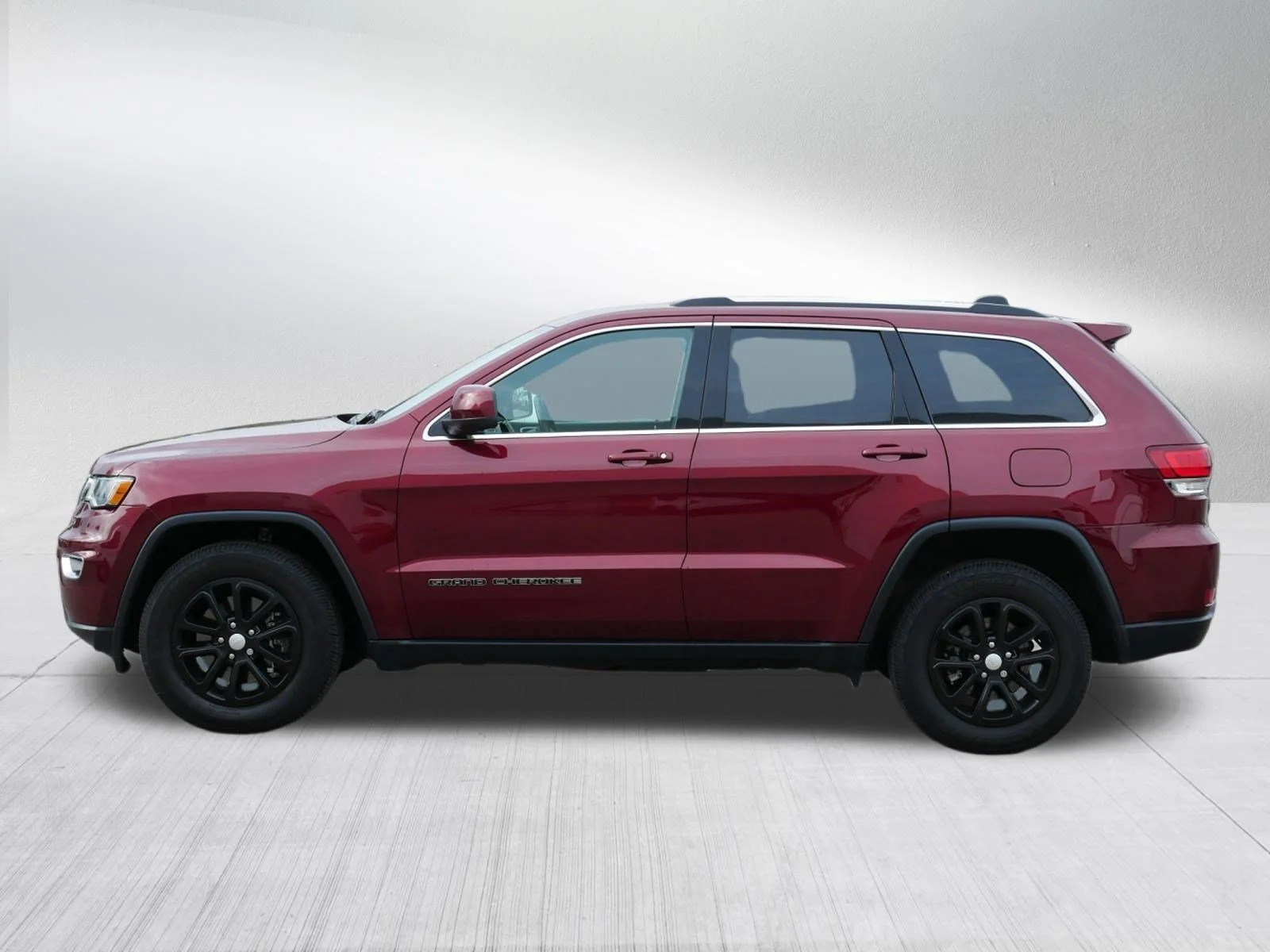 Used 2021 Velvet Red Pearlcoat Jeep Laredo E image 4