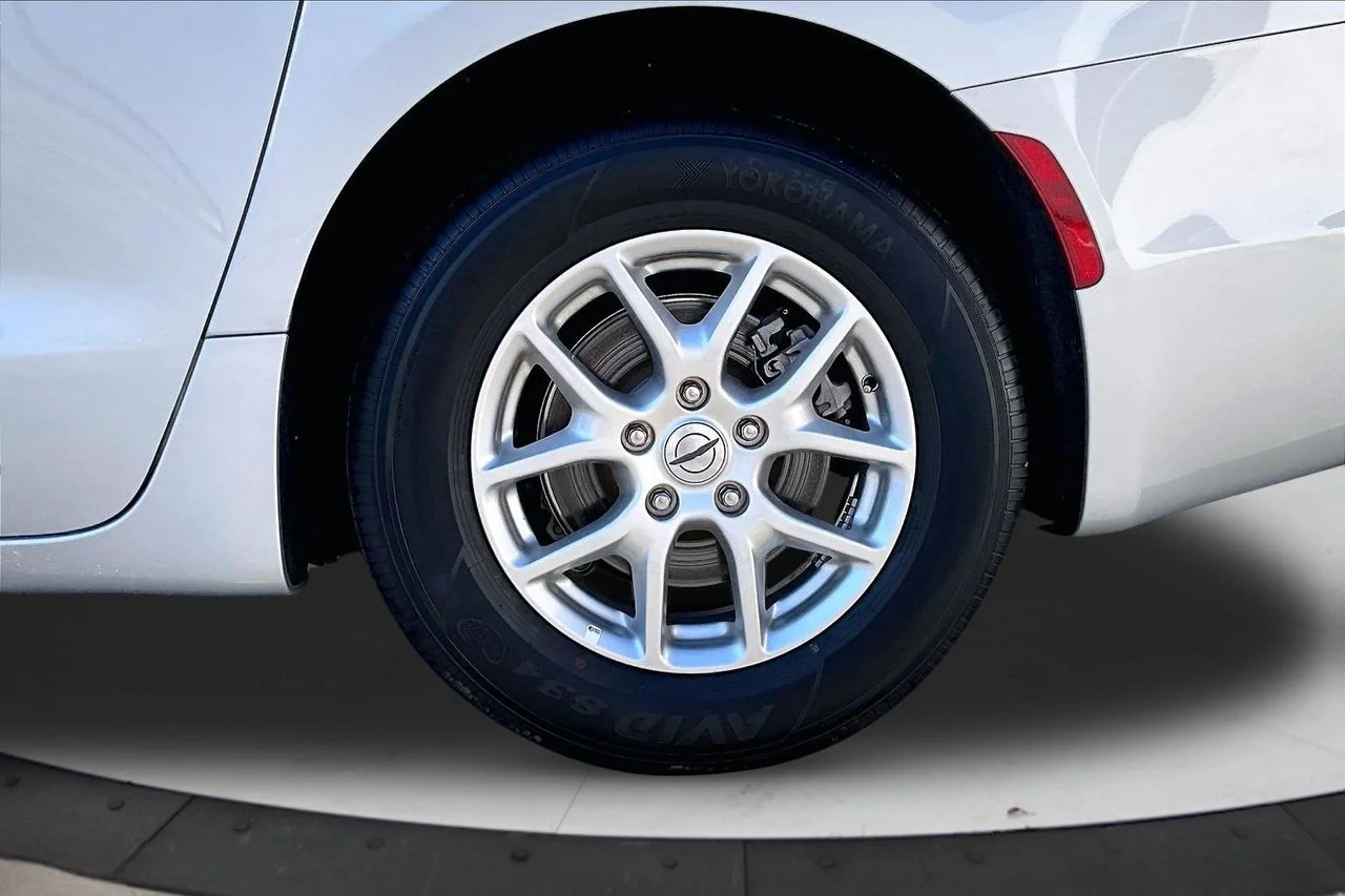 Used 2024 Silver Chrysler Touring L image 34