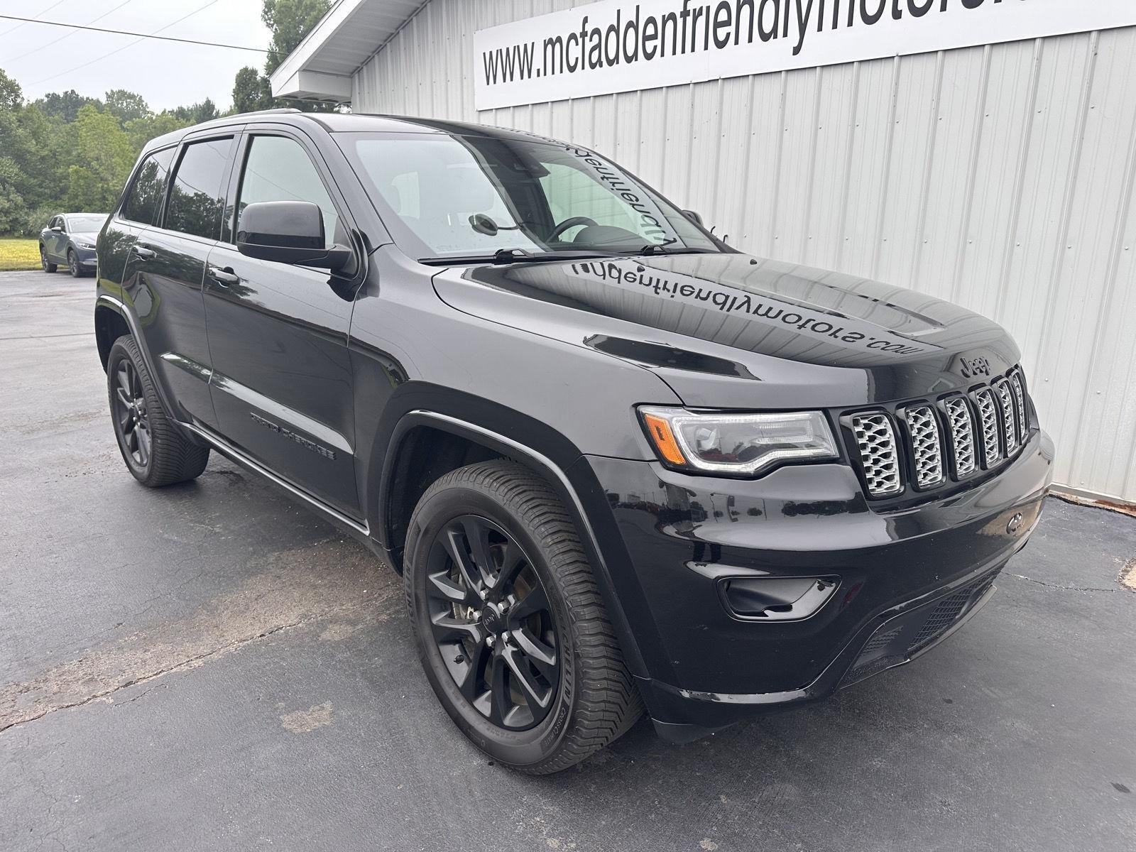 Used 2021 Diamond Black Crystal Pearlcoat Jeep Laredo X image 3