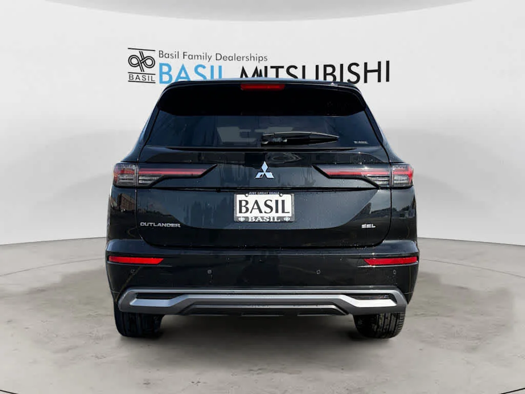 New 2026 Labrador Black Pearl Mitsubishi SEL image 4