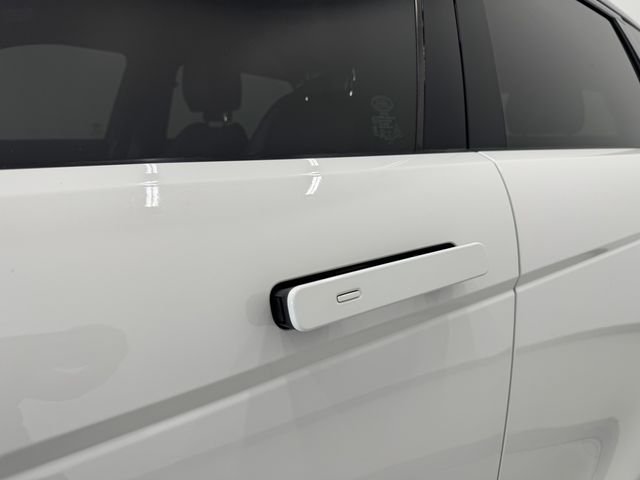 Used 2023 Fuji White Land Rover Dynamic image 40