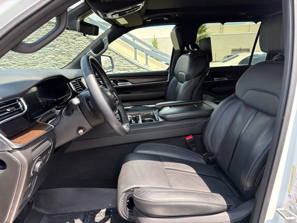 Used 2025 White Jeep I image 10