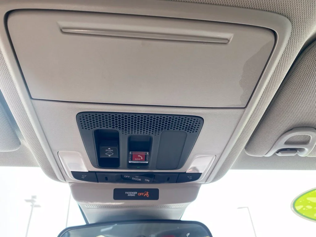 Used 2025 White Honda SE image 22