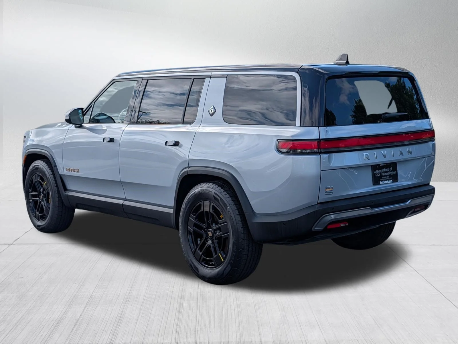 Used 2023 LA Silver Rivian Adventure image 5