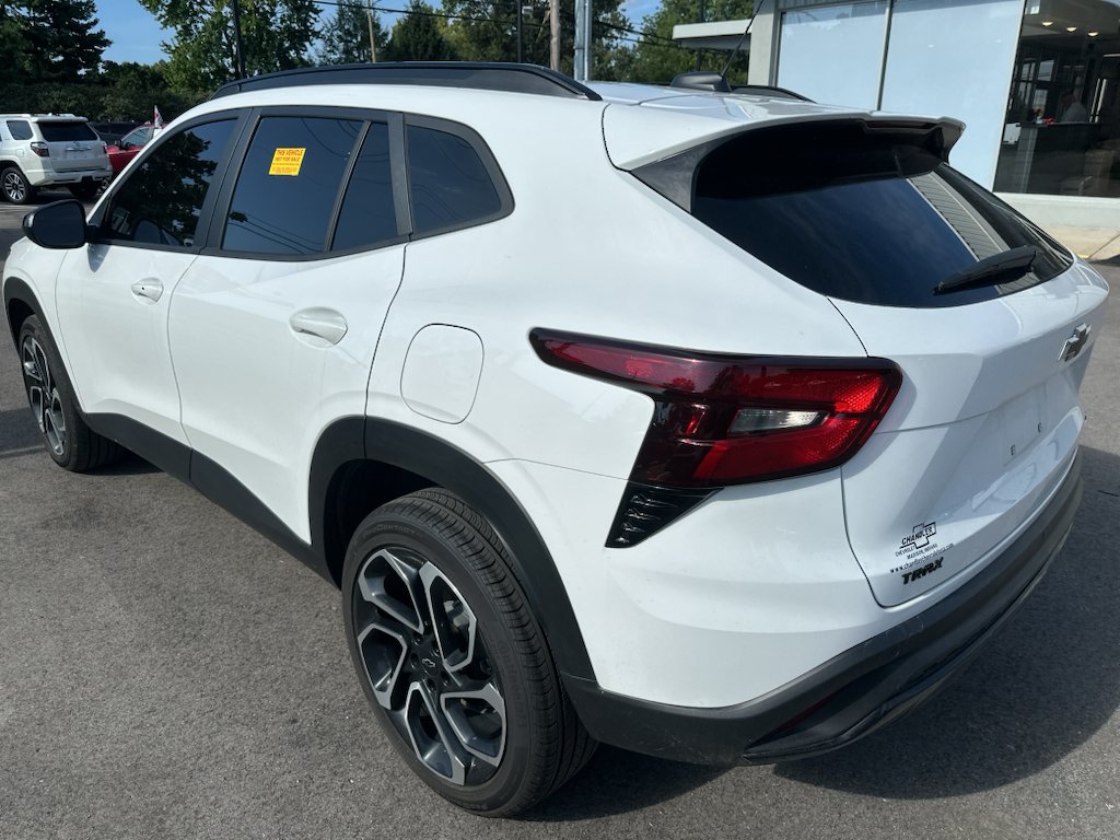 Used 2025 Summit White Chevrolet 2RS image 6