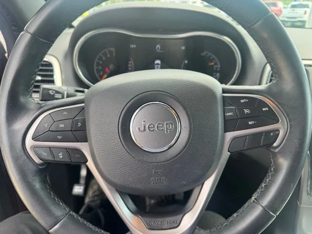 Used 2019 Velvet Red Pearlcoat Jeep Laredo E image 15