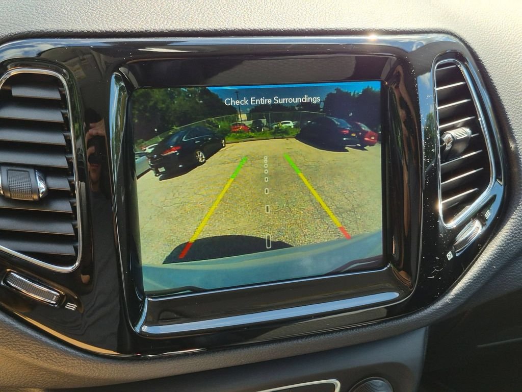 Used 2020 White Jeep Latitude image 19