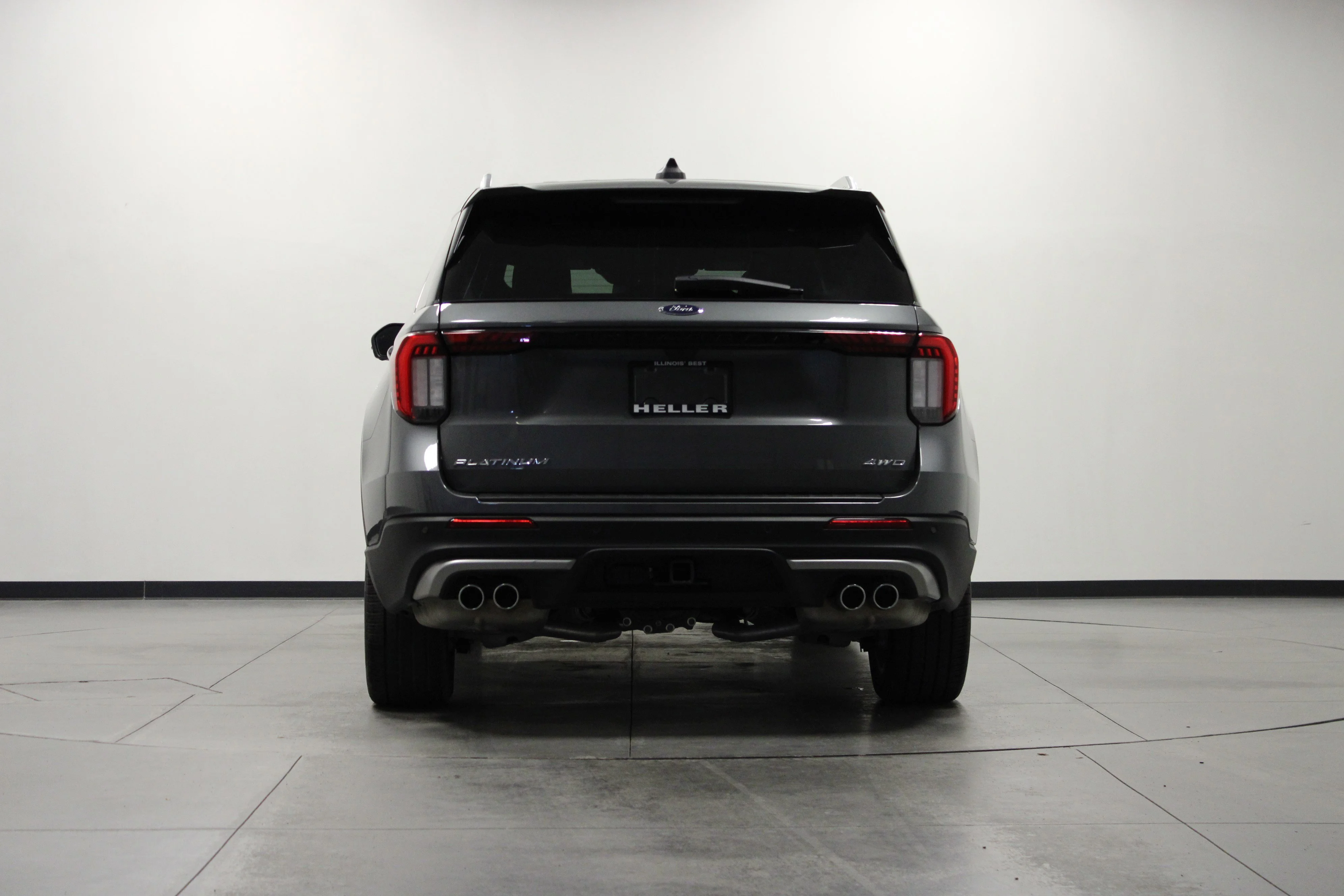 Used 2025 Gray Metallic Ford Platinum image 5