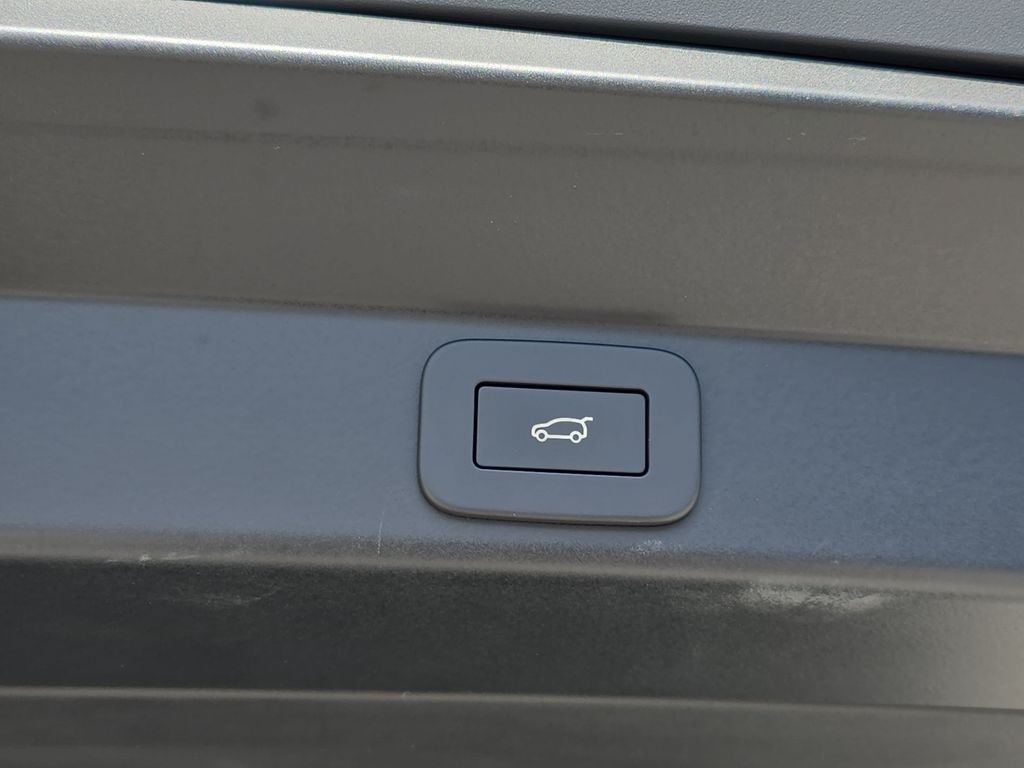New 2026 Santorini Black Land Rover SE image 13