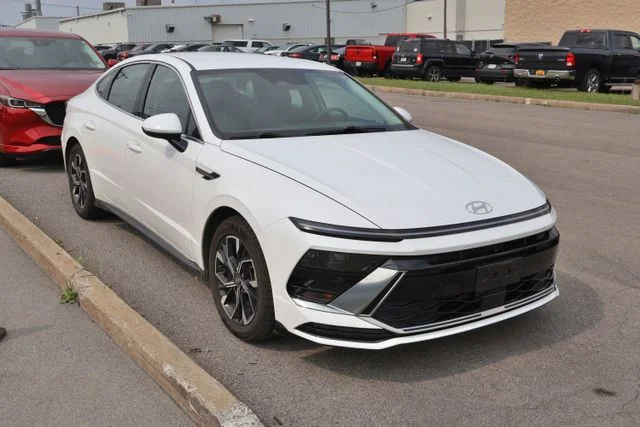 Used 2025 White Hyundai SEL image 6